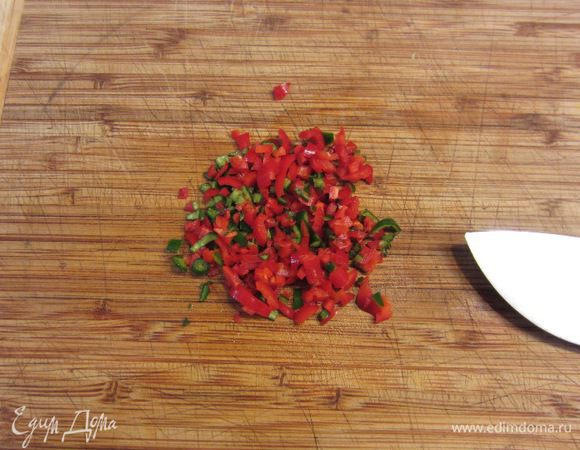 Порубите максимально мелко оба острых перца.