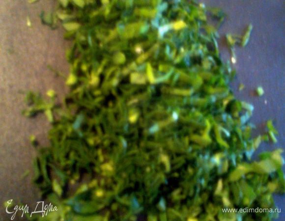 Нарезаем мелко петрушку.