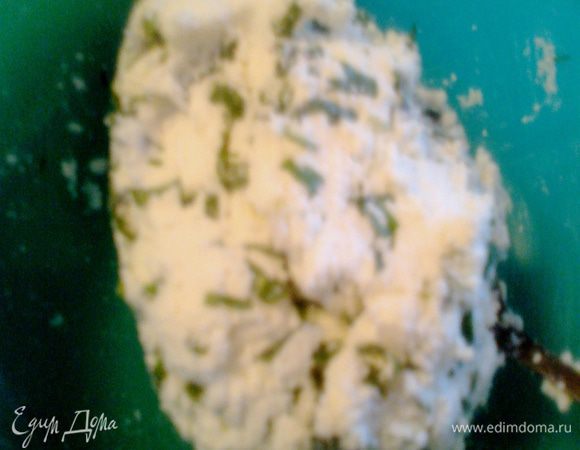 Можно,конечно,и в блендере,но у меня и ложкой всё превратилось в эластичную творожную массу!