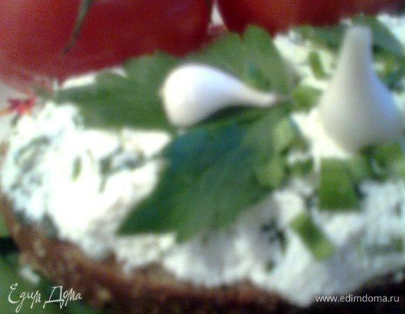 Накладываем на чёрный или серый хлебушек(у меня кисло-сладкий был),при желании украшаем помидоркой.