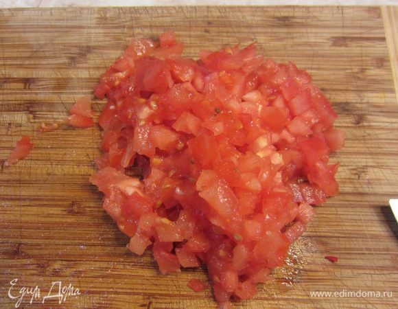 Разрежьте помидор пополам, удалите ножку и белую мякоть возле ножки. Выдавите семена. Я не удалял, т.к. в моем помидоре ни семян, ни окружающей жидкости вокруг семян практически не было. Семена важно удалить именно потому, что окружающая их мякоть потом выделяется в сок внизу соуса.