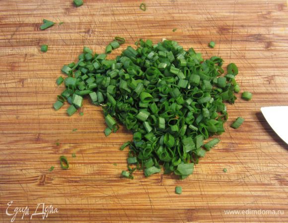 Порубите лук тоже довольно мелко. У меня перья остались от другого блюда, поэтому я положил только зеленую часть. На самом деле будет лучше, если вы используете всё - вместе с белой частью.