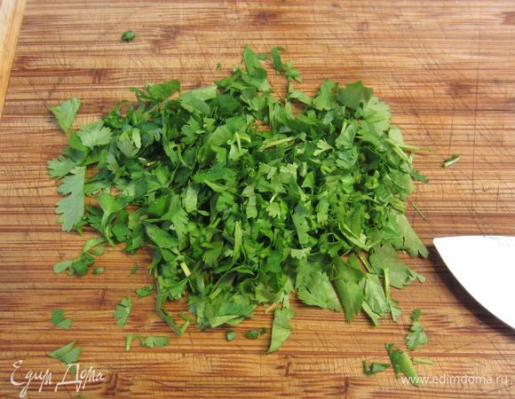 Мелко порубите кинзу. Кинзы не должно быть слишком много, но она необходима, чтобы освежить вкус.