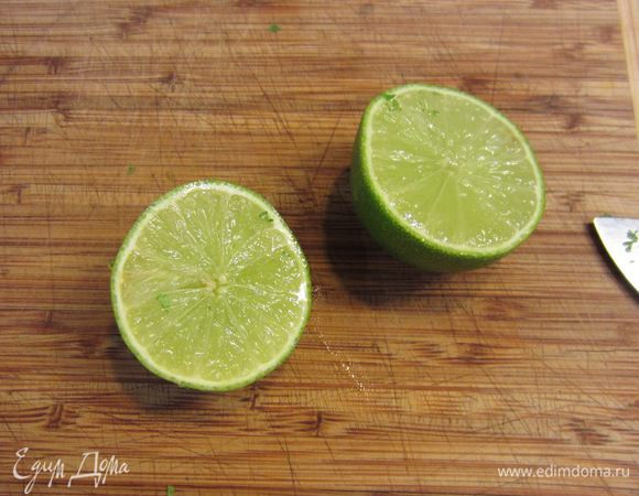Раскатайте лайм на столе, чтобы сок внутри потом легко выжимался. Разрежьте лайм пополам и выдавите сок. Мне хватило половины лайма.