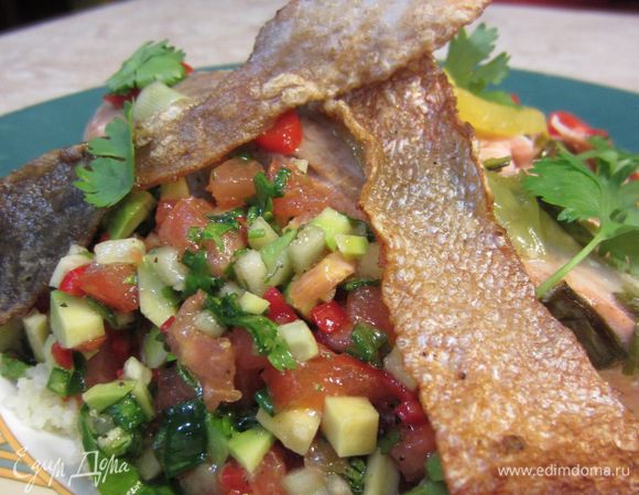 Смешайте все ингредиенты. Посолите и поперчите, добавьте сок лайма. Перемешайте и добавьте оливковое масло. Попробуйте на вкус. Добавьте сок лайма, соль, если это необходимо. 
Используйте сальсу вместе с мясом.