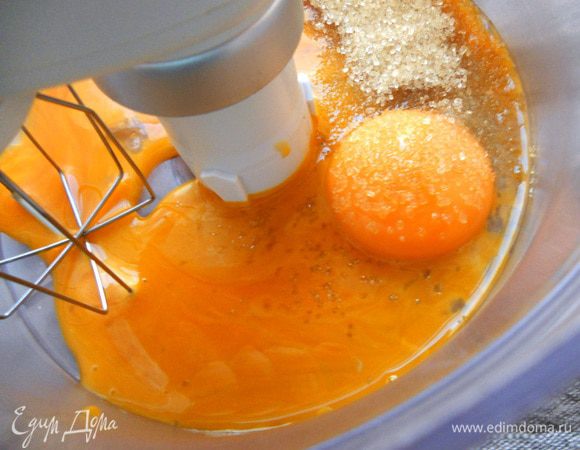 Желтки соединить с сахаром (на самом деле, даже не знаю, обязателен ли тут сахар. Можно в принципе и часть меда влить, но не хотелось подвергать его термической обработке) и растереть миксером пару минут.