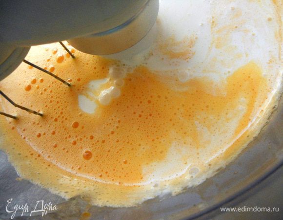 Влить сливки и еще немного взбить.