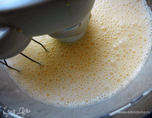 Перелить яично-сливочную массу в миску/кастрюлю и поставить на водяную баню на средний огонь. Готовить, регулярно помешивая, минут 10-12 - крем должен немного загустеть. Важно не доводить до кипения, если начнет закипать - сразу же снять на минуту миску с водяной бани или влить в крем пару ложек холодных сливок/молока. 