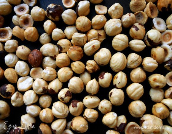 За это время слегка обжарить орехи, остудить и измельчить (лучше крупно порубить).