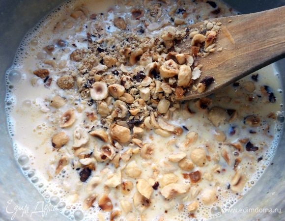 Вмешать орехи в крем. Переложить в контейнер, пригодный для замораживания и отправить в морозильную камеру. Можно периодически перемешивать, но в данном случае кристаллы льда не образовывались, я перемешал буквально 1 раз, для порядка:) 