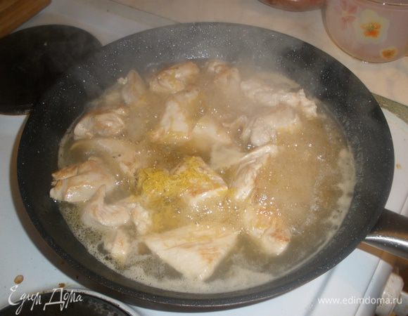 Вливаем бульон, лимонную цедру и сок. 