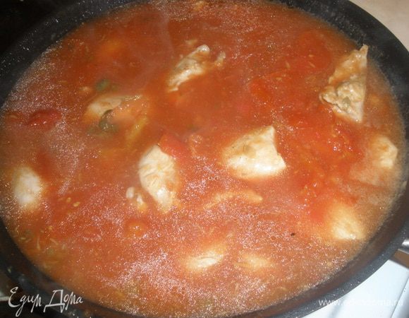 Добавляем томаты в собственном соку или порезанные обычные помидоры,выдавливаем чеснок,солим и перчим. Тушим все вместе примерно 15 минут на среднем огне, соус должен немного увариться и загустеть. 