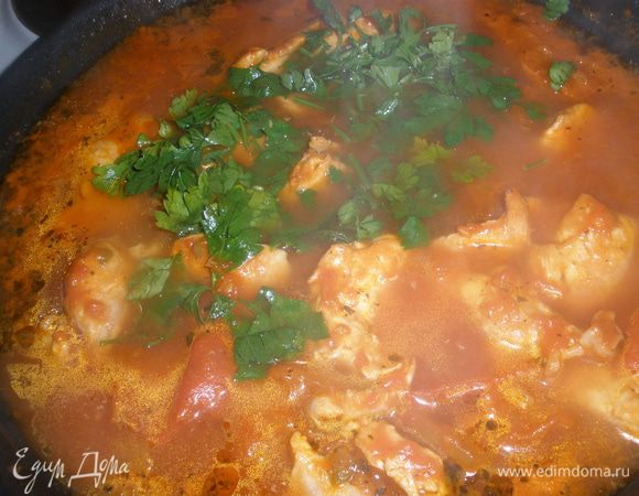 В конце добавляем порубленную петрушку, также можно досолить и доперчить.