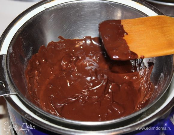 Плитку шоколада растопить на водяной бане. Можно взять шоколад с орешками.