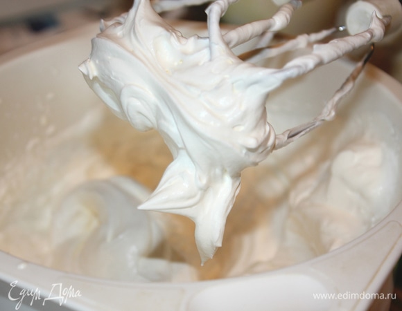 Хорошо охлажденные сливки взбить миксером на больших оборотах. Не прекращая взбивать, влить сгущенное молоко. От количества сгущенки зависит сладость десерта — ориентируйтесь на свой вкус.