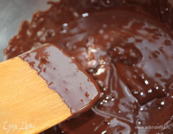 Тем временем шоколад остыл и загустел. Необходимо разбавить его сливками, чтобы получилась жидковатая консистенция — так будет легко соединить шоколад с взбитыми сливками.