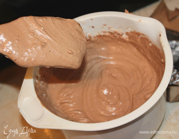 Перемешать вручную с помощью деревянной лопатки (миксер уже не использовать).