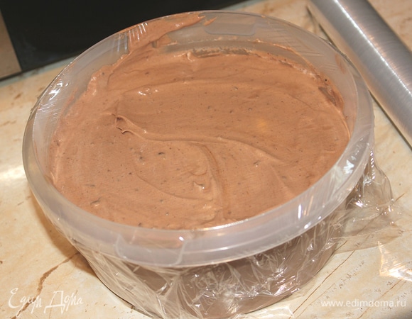 Выложить мороженое в пластиковый контейнер. Накрыть пищевой пленкой и убрать в морозилку на 4–6 часов. Перед подачей мороженое вынуть из морозилки и подержать 30 минут в холодильнике.