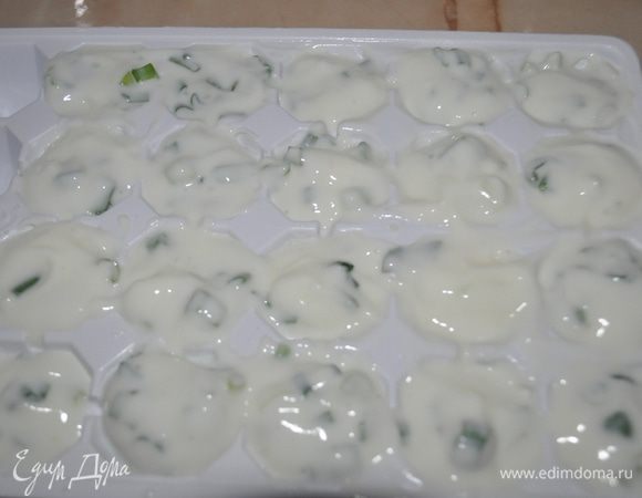 Разложить йогурт в формочки для льда. Заморозить.