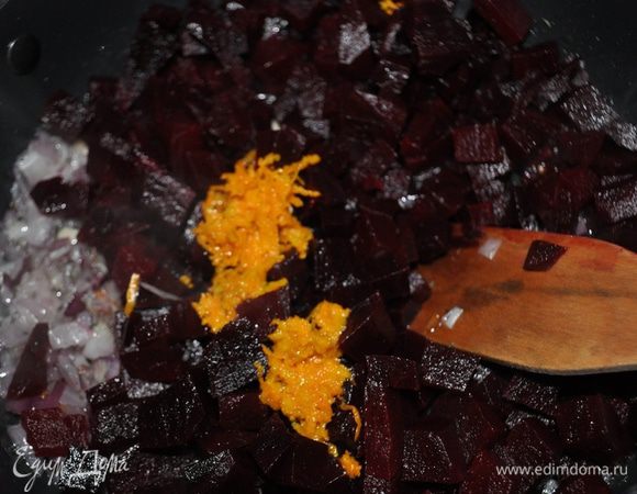 Разогреть в сковороде оливковое масло и пассеровать в нём очищенные и нарезанные мелко репчатый лук и чеснок,
добавить тимьян,затем добавить очищенную и порезанную на кубики свеклу,цедру