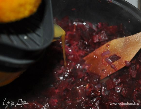 и сок одного апельсина,

бальзамический уксус,

тушить всё помешивая 15 мину.