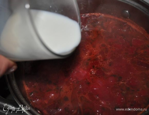 Довести бульон до кипения 

и добавить в кипящий бульон содержимое сковороды,
посолить,поперчиь по вкусу,если нужно добавить сахар(я добавила на свой вкус) и довести всё до кипении,проварить минут пять,добавить сливки.