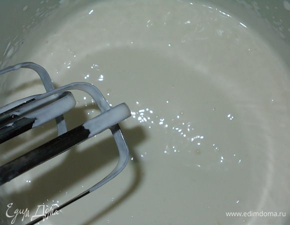 взбитое яйцо соединить со сметаной и ещё раз взбить