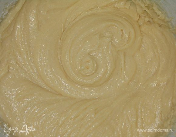 выложить в сметанно-яичную смесь  и замесить тесто