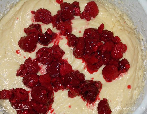 добавить в тесто малину и перемешать