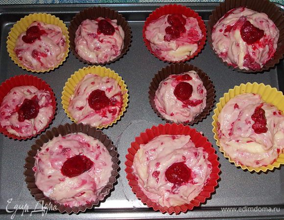 формочки для кексов смазать маслом и выложить тесто на 2/3 ,выпекать при 180гр.15-20 минут.