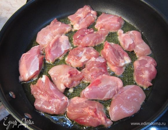 Итак. Если у вас нет готового карри, то можете приготовить по-моему рецепту, если есть, то следуйте рецепту после приготовления мяса. Все ингредиенты я предварительно порезал. Я заранее снял мясо с костей и разрезал его на три части (с одного бедрышка). У меня получились кусочки где-то три на четыре сантиметра. Разогрейте оливковое масло на сильном огне и положите мясо бедрышек в один слой. Жарьте около минуты. Так как мяса было много, я его жарил в два приема.