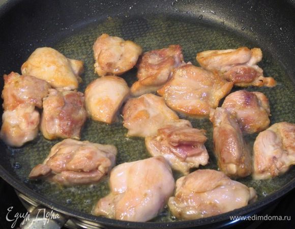 Переверните мясо и жарьте еще минуту. Выложите мясо и пожарьте вторую порцию мяса аналогичным способом.