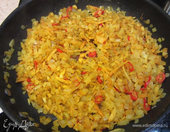 Обжарьте минуты две, затем добавьте все пряности, кроме Гарам Масала. Зерна необходимо предварительно размять в ступке или перемолоть в кофемолке. Хорошо перемешайте и тушите еще пару минут.