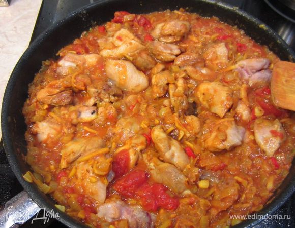 Перемешайте карри. Тушите еще пару минут.