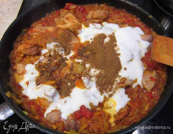 Добавьте йогурт (у меня мацун) и Гарам Масала. Хорошо перемешайте, посолите блюдо. Убавьте огонь до маленького, накройте крышкой и тушите в течение 20 минут.