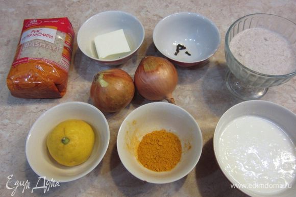 Вот теперь начинается процесс приготовления самого Бириани. Как видите, на фото представлен набор продуктов для Бириани. Если у вас был готовый карри (но только не из супермаркета, а домашний!) - разогрейте его на отдельной сковороде.