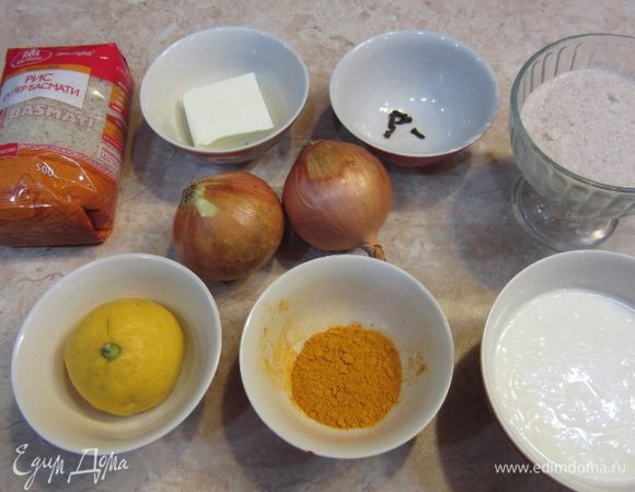 Вот теперь начинается процесс приготовления самого Бириани. Как видите, на фото представлен набор продуктов для Бириани. Если у вас был готовый карри (но только не из супермаркета, а домашний!) - разогрейте его на отдельной сковороде.