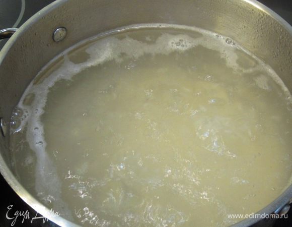 Отварите рис, согласно прилагающейся на упаковке инструкции. Возьмите очень большое количество воды, посолите ее и в кипяток высыпьте рис. Варите на медленном огне столько, сколько указано на упаковке. Правда мой рис сварился значительно быстрее. Откиньте рис на дуршлаг, дайте стечь воде и остыть рису. Если хотите остановить процесс приготовления риса - промойте его в холодной воде.