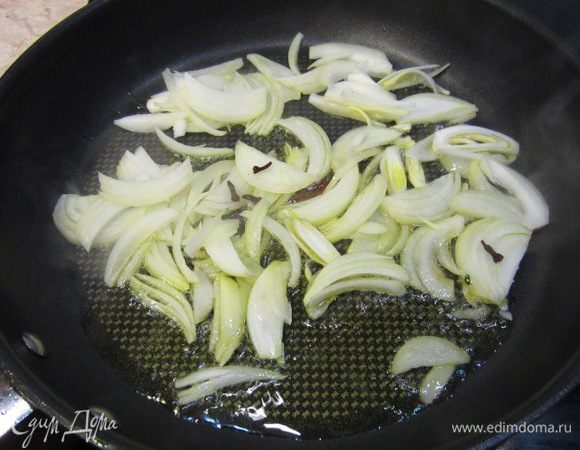 Разогрейте на среднем огне сковороду Тефаль с антипригарным покрытием вместе с оливковым маслом. Положите туда лук и обжарьте его.