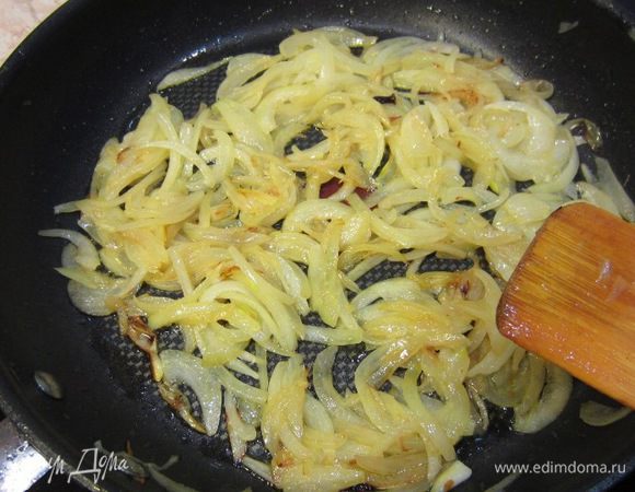 Нам не нужен сильно карамелизированный  лук, а лишь только размягчившийся. Жарьте его минут пять-семь. Отставьте лук в сторону. Помните, что сковорода еще горячая, поэтому еще пару раз лук надо будет перемешать.