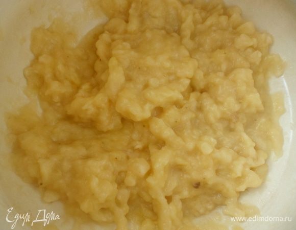 Бананы очистите, сделайте из них пюре.