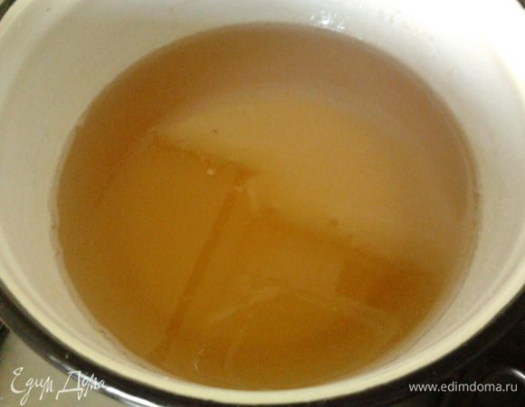 сделаем сироп:в сотейник на сыпать сахар и влить воду хорошо перемешать,добавить сок лимона.Прокипятить до растворения сахара.Остудить