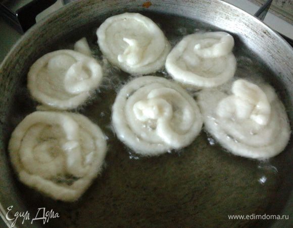 Когда лепешки поднимутся на поверхность подержать пол минуты до чуть золотистого цвета и перевернуть вилкой на другую сторону.