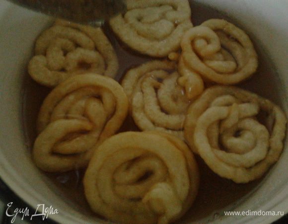 Затем опустить готовые хрустики в сироп буквально на 10-15сек.Обсушить.