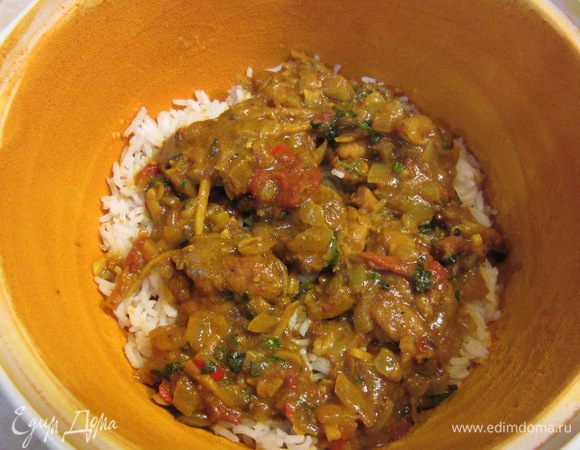 Теперь выложите четвертую часть (около 200 грамм) карри сверху, выровняйте карри, но не сильно старайтесь.