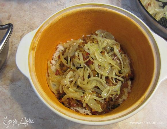 Посыпьте миндалем и повторите все слои.