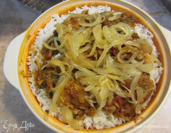 Положите четвертый слой всех ингредиентов и выложите сверху оставшийся рис.