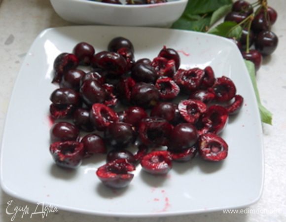 Помыть черешню и разрезать пополам, удалив косточку.