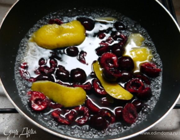 Как только сироп закипит, добавить в него черешню. Поварить черешню пару минут на слабом огне.