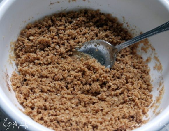 Растопить 100 гр масла, остудить его. Перемолоть в блендере печенье и соединить его с охлаждённым маслом и щедрой щепоткой корицы.(Попробуйте по вкусу.По-моему, можно даже половинку чайной ложечки корицы смело положить).